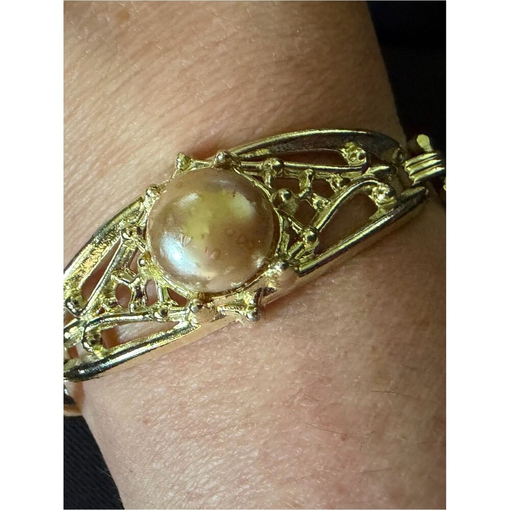 Vintage 1970s Faux Mabe Pearl Filigree Link Bracelet Gold Tone Ornate Unsigned